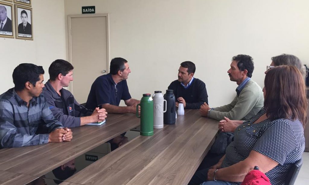 Integrantes da diretoria se reúnem com o presidente do Legislativo de Vacaria