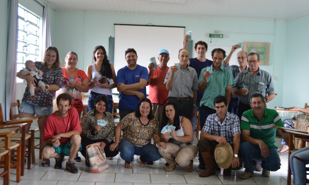 STR entrega premiação de 10 mil reais aos ganhadores do sorteio