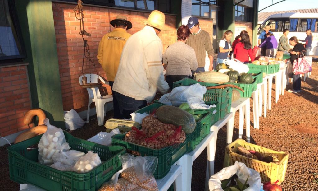 PRIMEIRA FEIRA DA AGRICULTURA FAMILIAR DE MUITOS CAPÕES