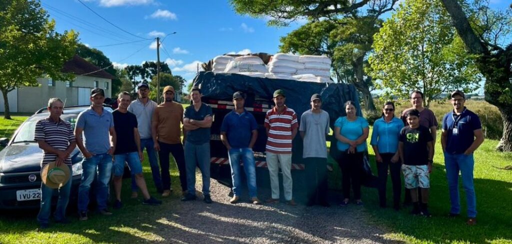 Produtores de Vacaria recebem sementes do Programa de Sementes e Mudas Forrageiras