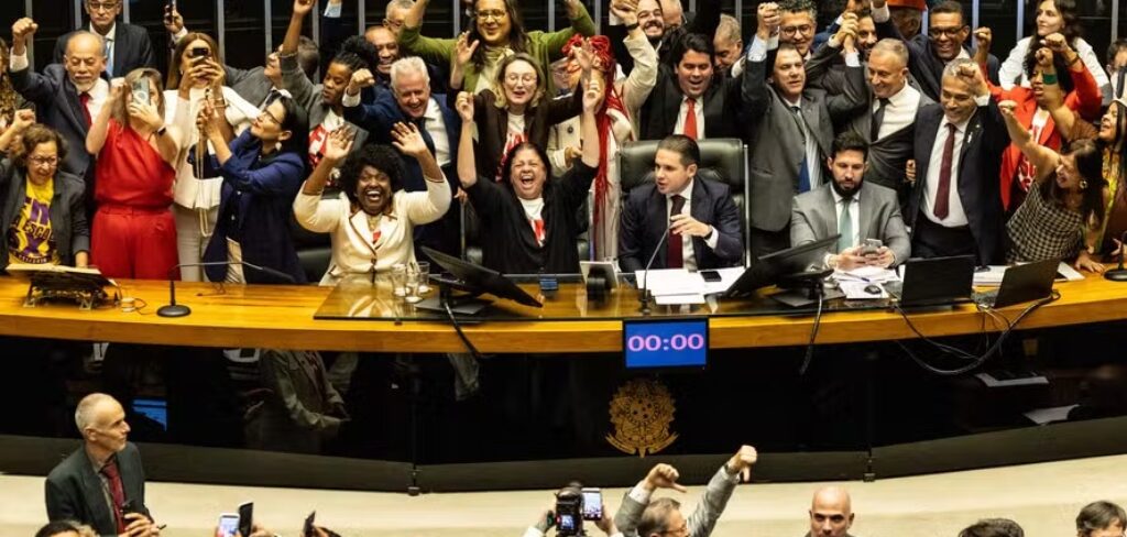 Câmara dos Deputados aprova PEC pelo fim da escala 6×1 e proposta segue para o Senado