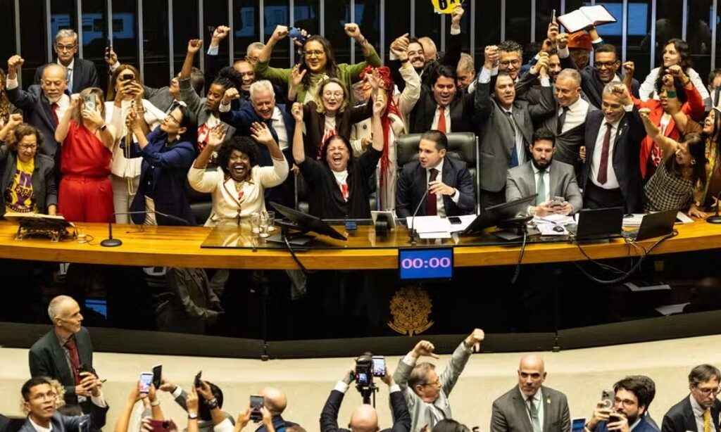 Câmara dos Deputados aprova PEC pelo fim da escala 6×1 e proposta segue para o Senado