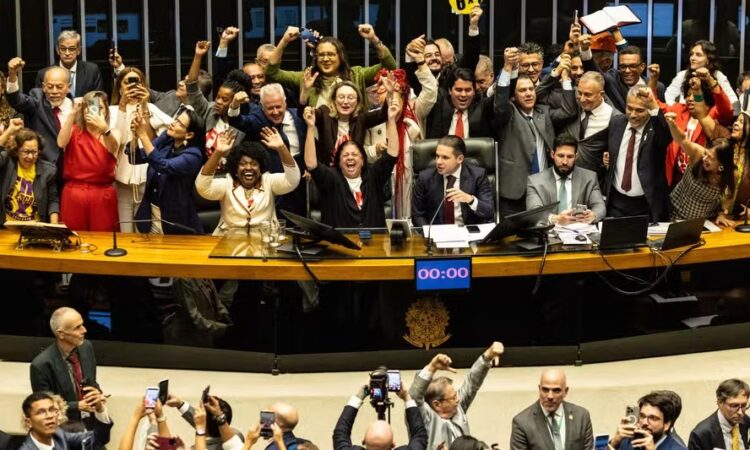 Câmara dos Deputados aprova PEC pelo fim da escala 6×1 e proposta segue para o Senado